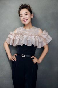 央视美女主持人王淏：低调嫁豪门39岁生子享幸福生活