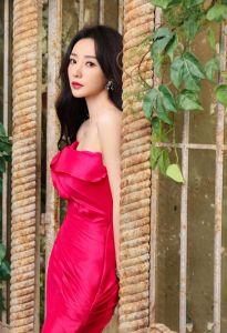 柳岩性感写真引发热议，成熟妩媚魅力十足