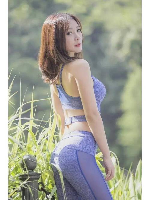 柳岩比基尼肚脐眼造型成时尚风向标，女性形象新变革