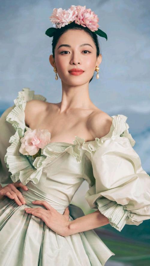 钟楚曦Vogue抢C位反被嘲，起外号钟杵C