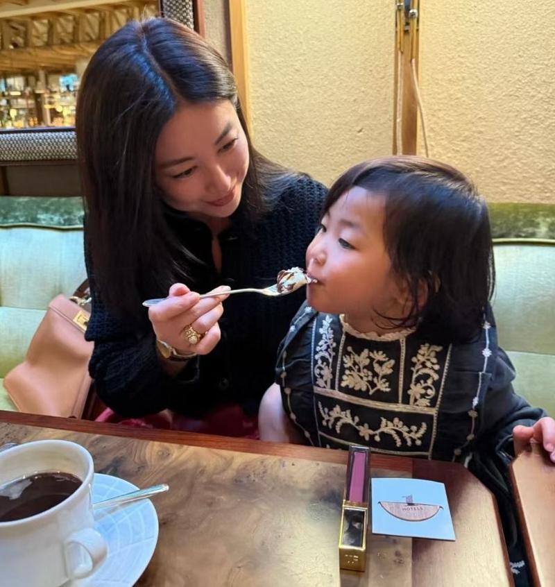 朱珠被女儿扑倒 笑容灿烂接地气