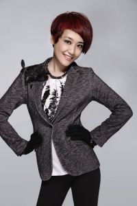 左岩的婚姻状况，诗词女神左岩转型珠宝女王，38岁事业精彩生活自由