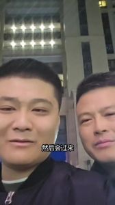 双胞胎遛狗烦恼 哥哥摸头弟弟急，公平大事不能含糊！