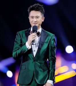 央视杨帆被狗咬伤 手疼得挂吊带 好友探望组团调侃