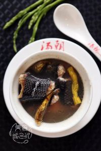 眼镜蛇煲汤喝死人，蛇虽死仍危险，远离野生蛇，安全第一！